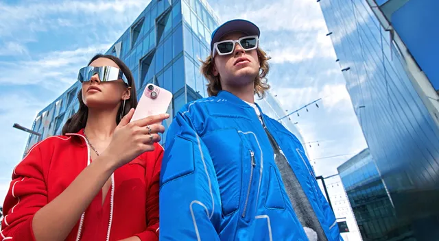Zwei personen vor einem modernen Gebäude mit einem Handy in der Hand