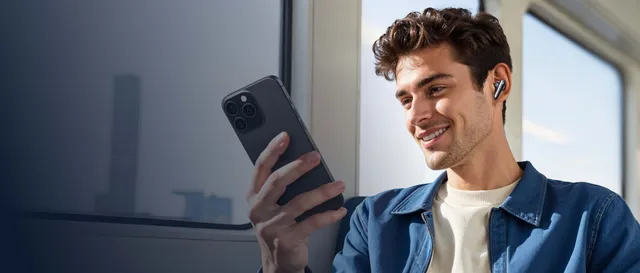 Ein man der Musik über sein Handy hört